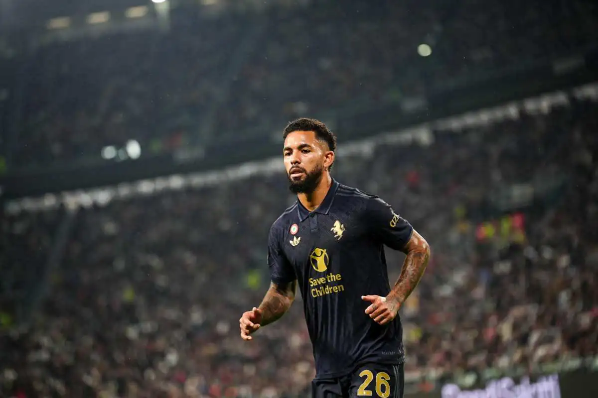 Douglas Luiz in campo con la maglia della Juventus