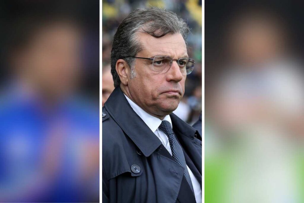 Giuntoli al centro mentre osserva da bordo campo