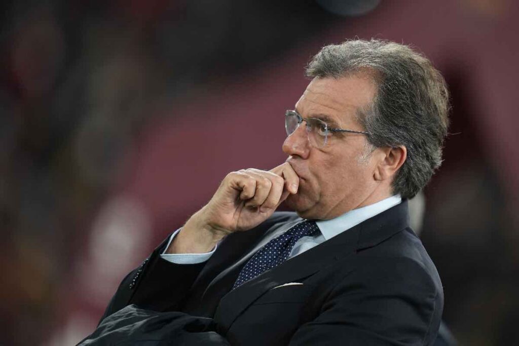 Giuntoli pensieroso in mezzo al campo