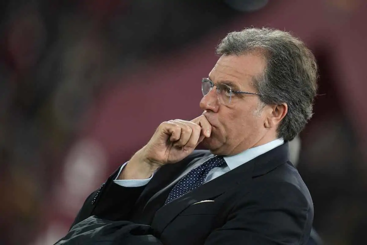 Giuntoli pensieroso in mezzo al campo