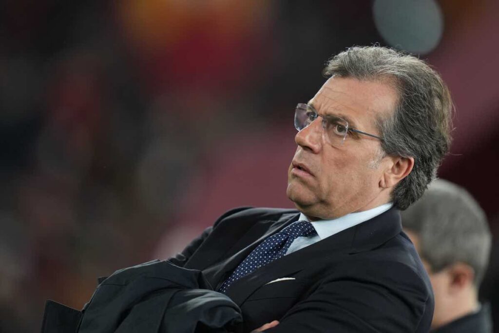 Giuntoli osserva a braccia conserte