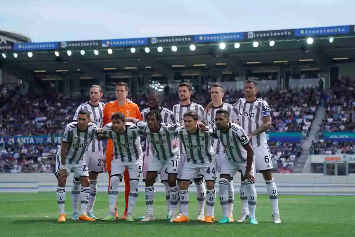 La Juventus in posa prima di una partita nella stagione 2022-2023