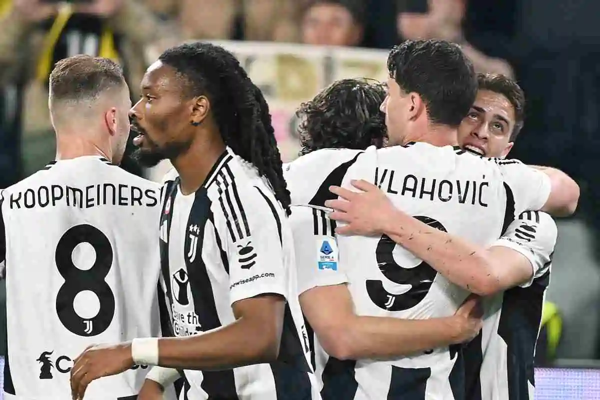giocatori juventus che esultano