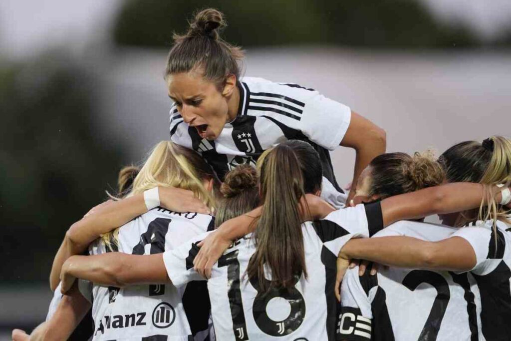 Le Juventus Women festeggiano in gruppo