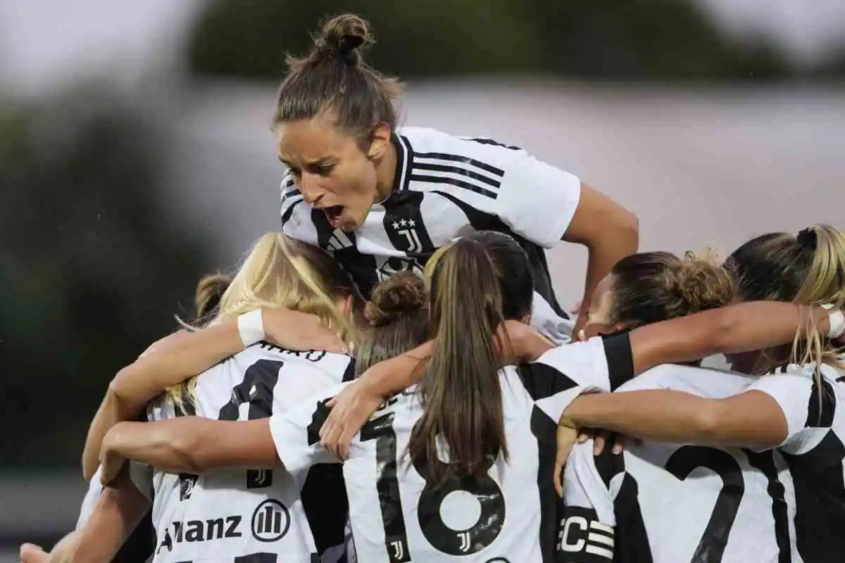 Le Juventus Women festeggiano in gruppo
