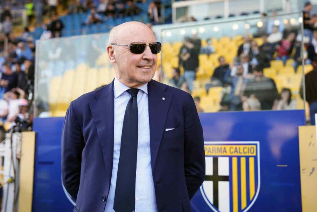 Marotta sorridente con gli occhiali da sole a bordo campo allo stadio Tardini