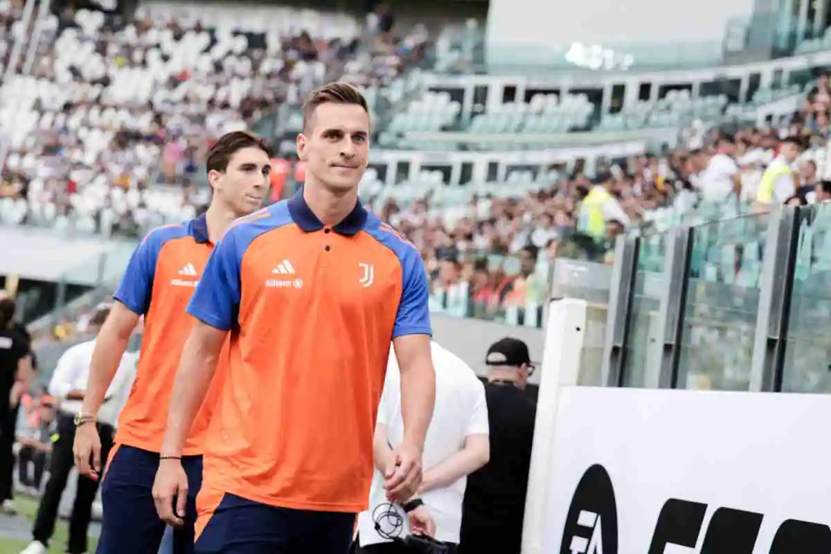 Milik a bordo campo con abiti della Juventus