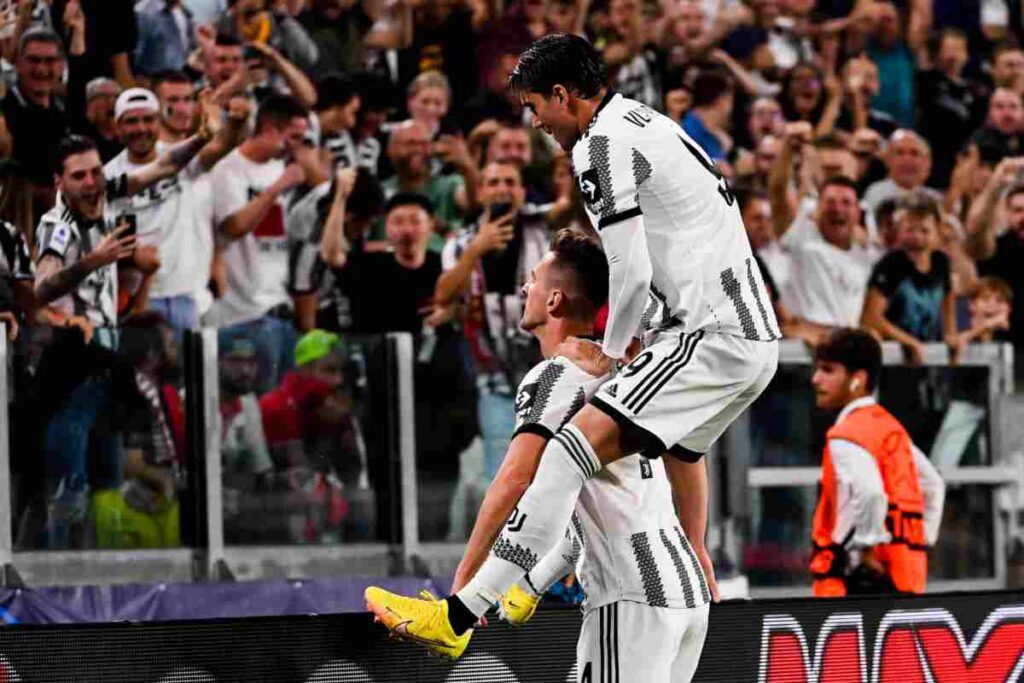 Milik e Vlahovic esultano insieme dopo un gol segnato con la Juventus