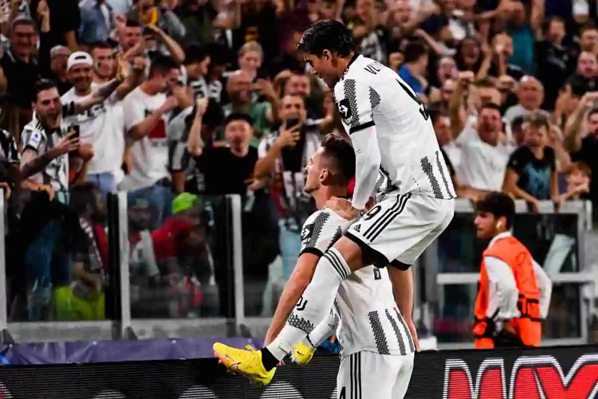 Milik e Vlahovic esultano insieme dopo un gol segnato con la Juventus