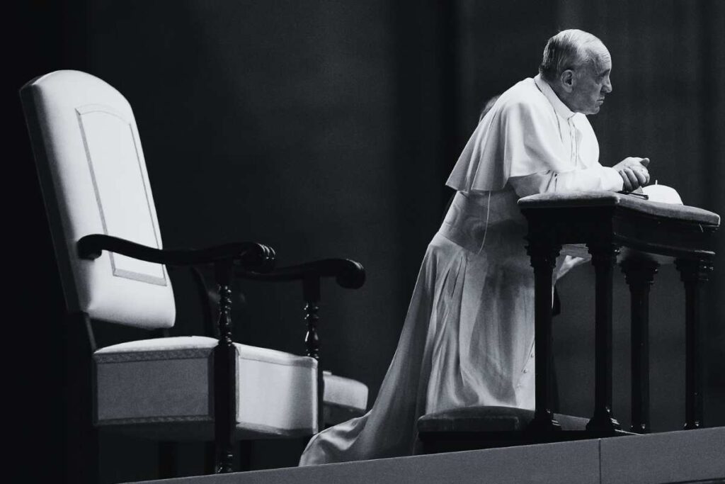 Papa Francesco inginocchiato in bianco e nero