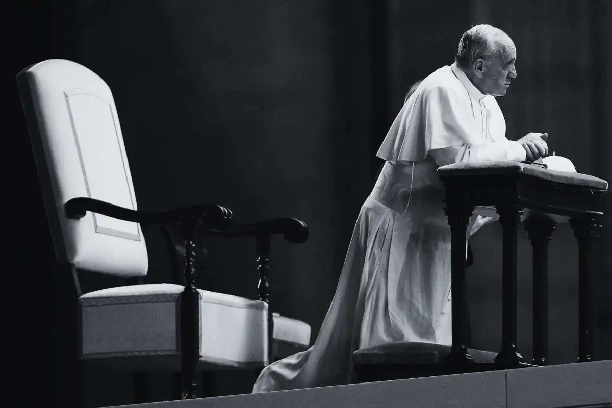 Papa Francesco inginocchiato in bianco e nero