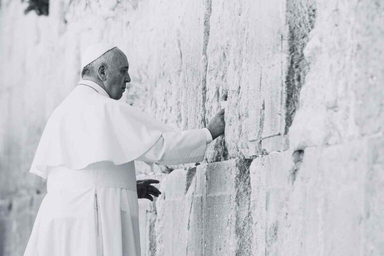 Papa Francesco in un'immagine in bianco e nero