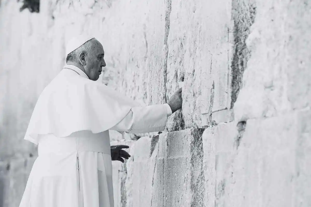 Papa Francesco in un'immagine in bianco e nero