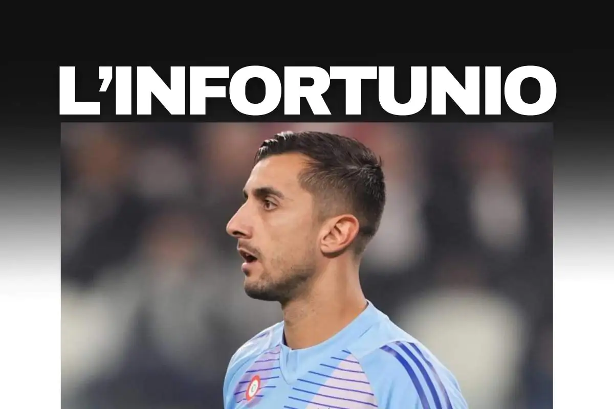 Perin immortalato in campo di profilo con la maglia della Juventus