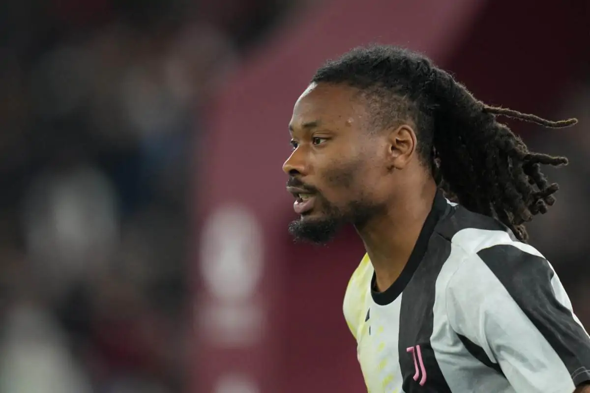 Thuram si riscalda con abiti della Juventus