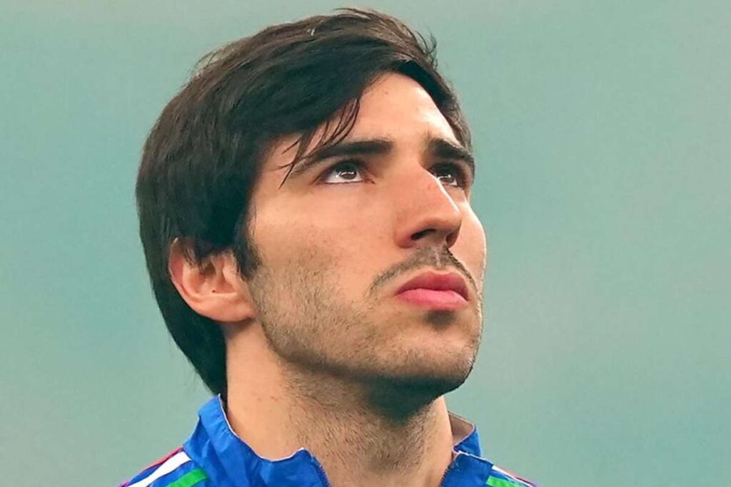 Tonali con lo sguardo rivolto all'insù