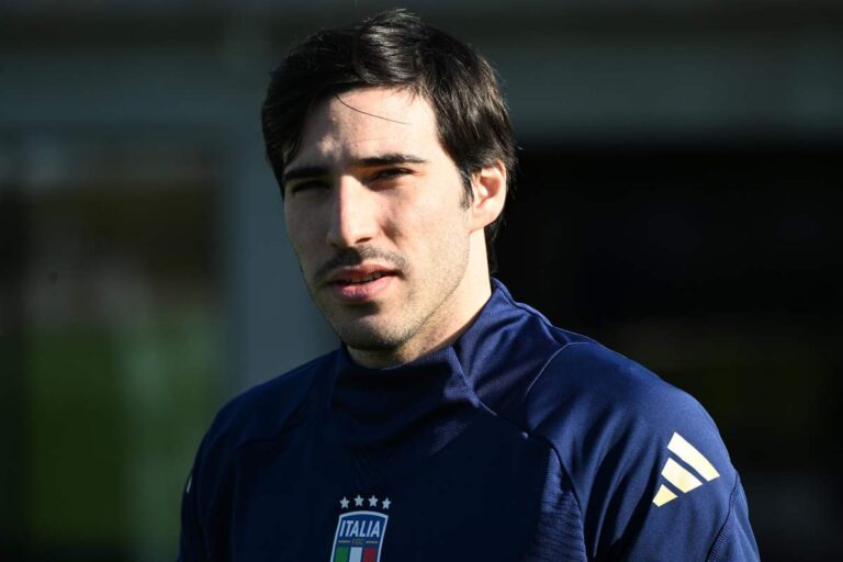 tonali con tuta da allenamento dell'Italia