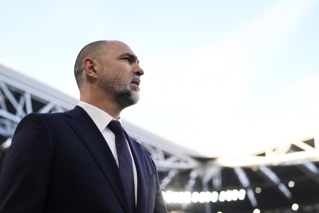 Tudor immortalato di profilo a bordo campo all'Allianz Stadium