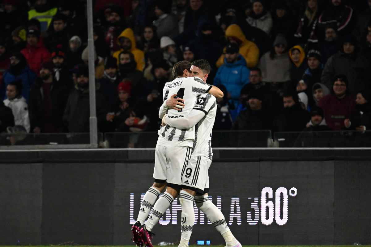 Vlahovic e Fagioli abbracciati dopo un gol segnato