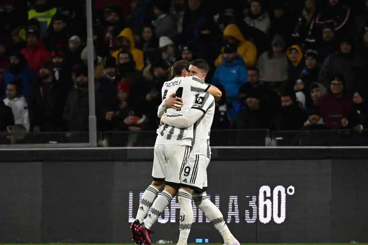 Vlahovic e Fagioli abbracciati dopo un gol segnato