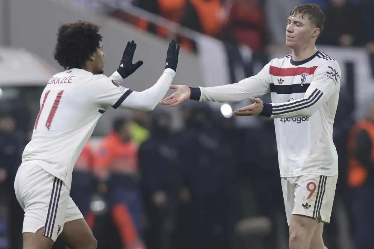 Hojlund lascia il campo a Zirkzee con la maglia del Manchester United