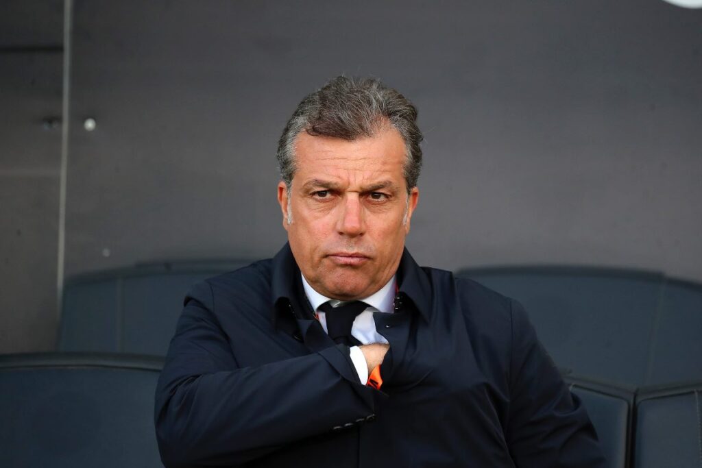 Giuntoli seduto osserva