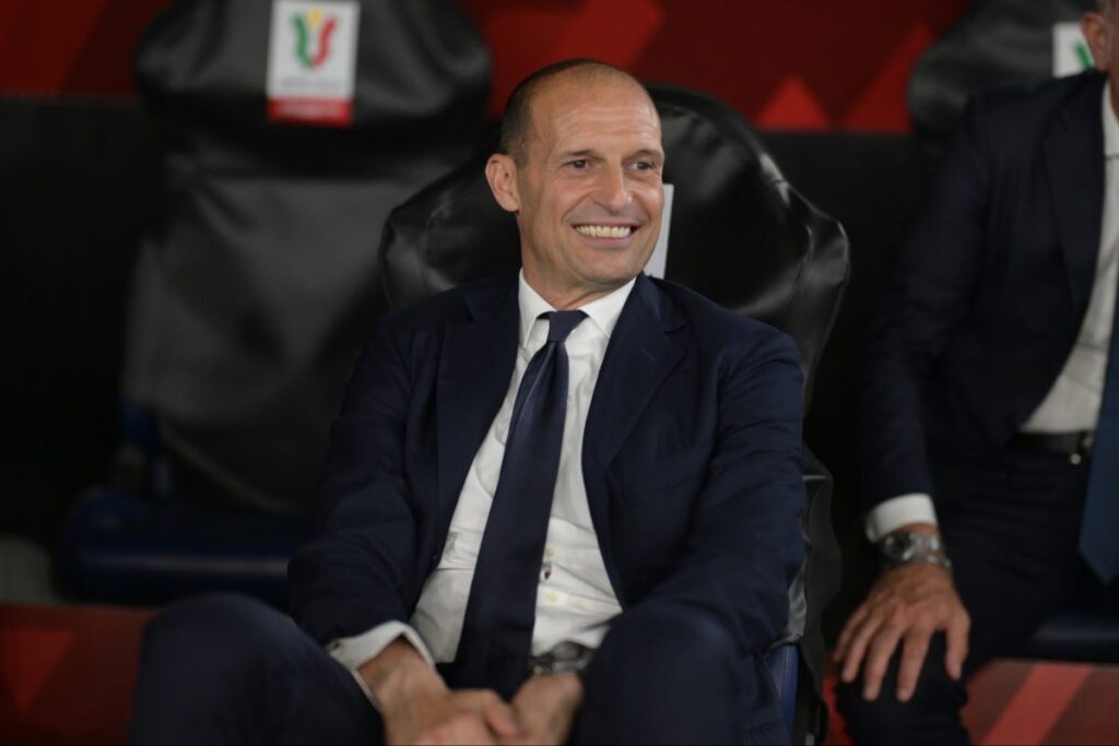 Massimiliano Allegri sorridente sulla panchina