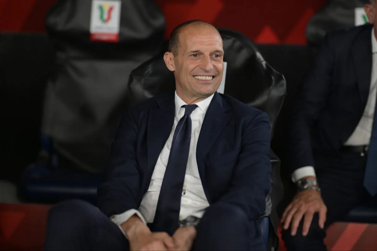 Massimiliano Allegri sorridente sulla panchina
