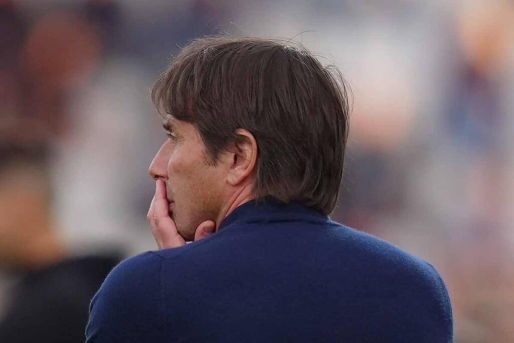Antonio Conte pensieroso