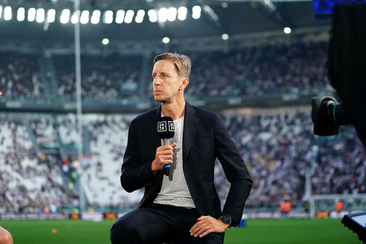 Ambrosini con il microfono in mano