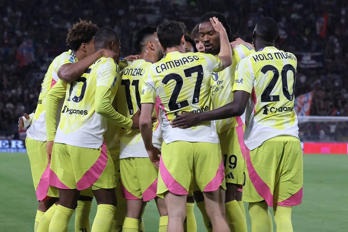 Gruppo Juve in abbraccio