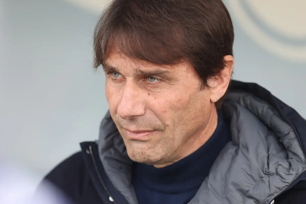 Antonio Conte osserva in campo