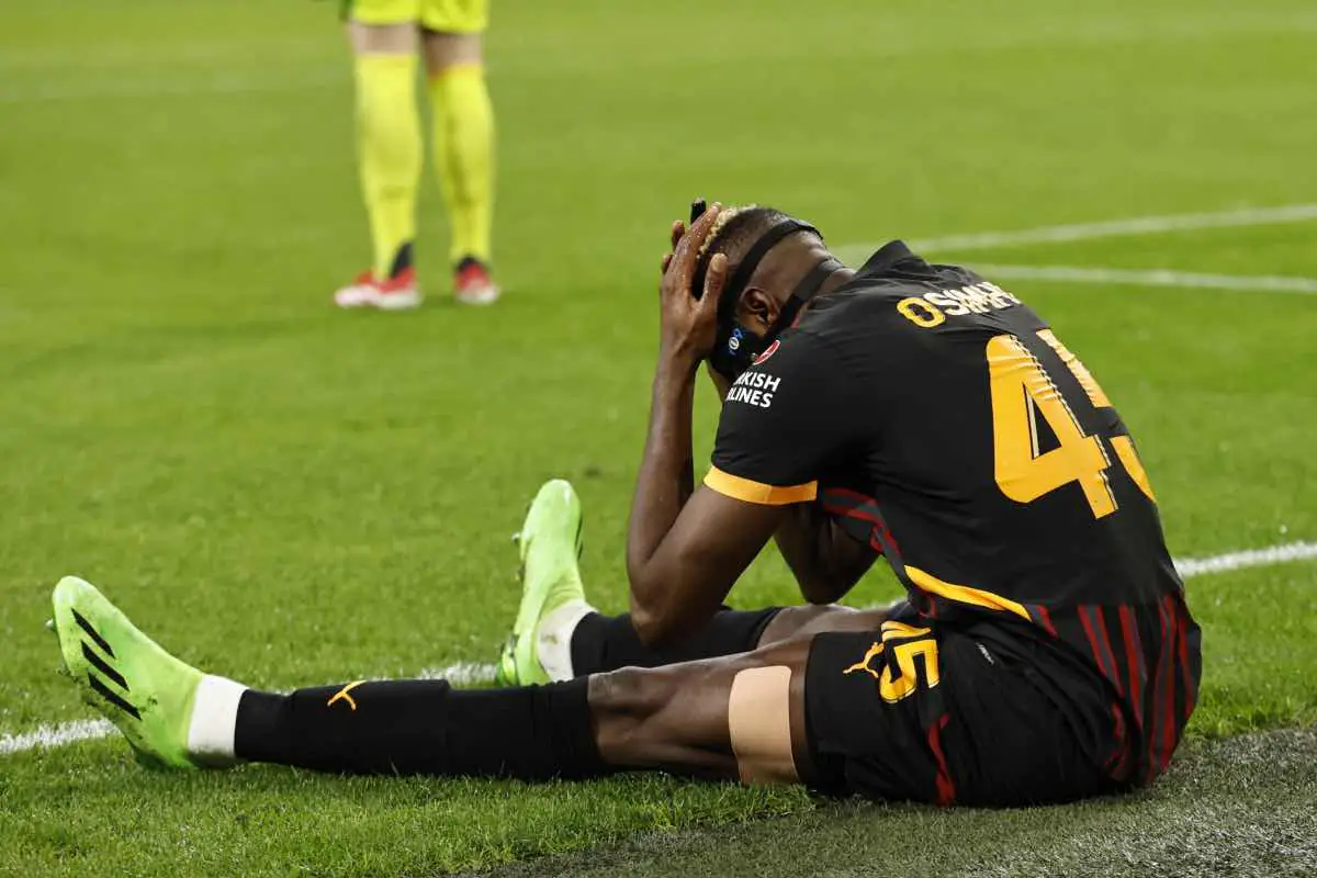 Osimhen seduto per terra con le mani nei capelli