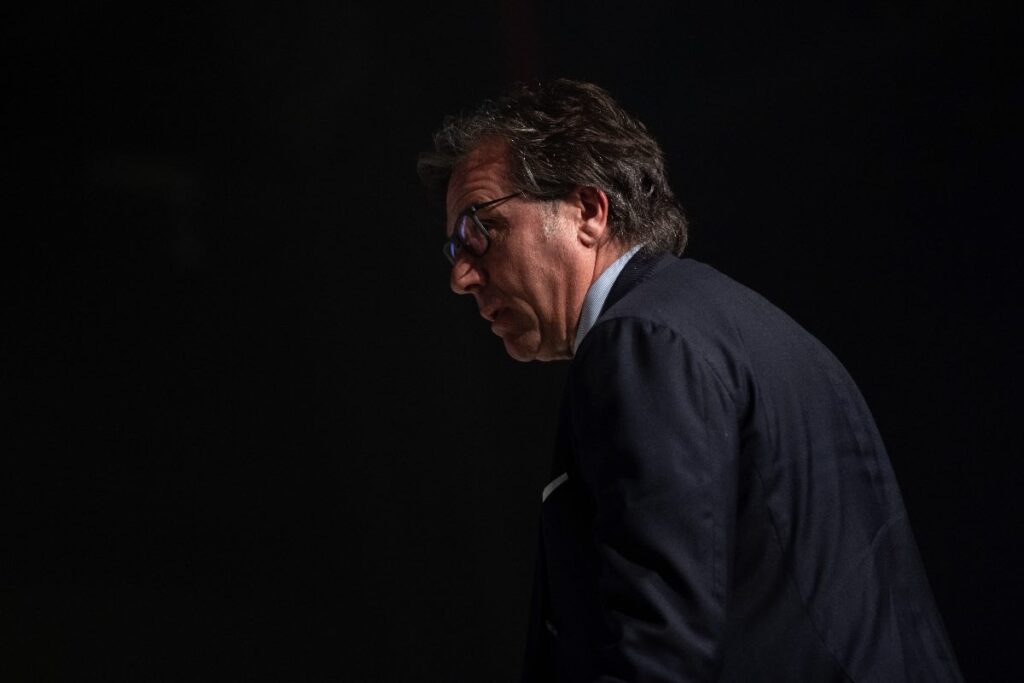 Giuntoli con lo sfondo buio