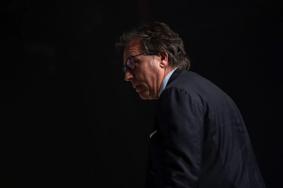 Giuntoli con lo sfondo buio