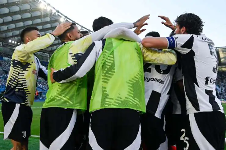 Giocatori Juventus si abbracciano