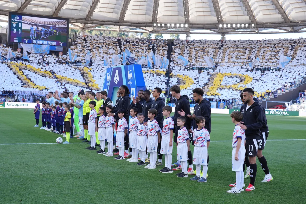 Juve, spunta il nome di un difensore: attenzione al Milan