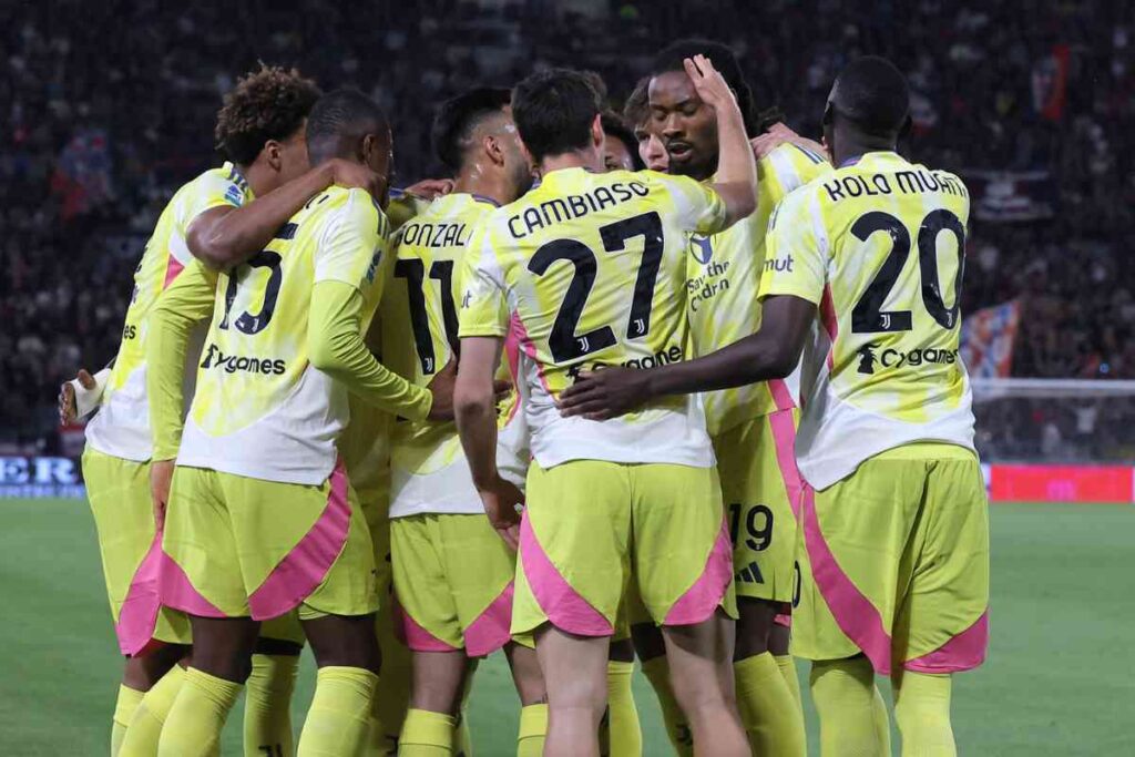 Giocatori Juventus si abbracciano