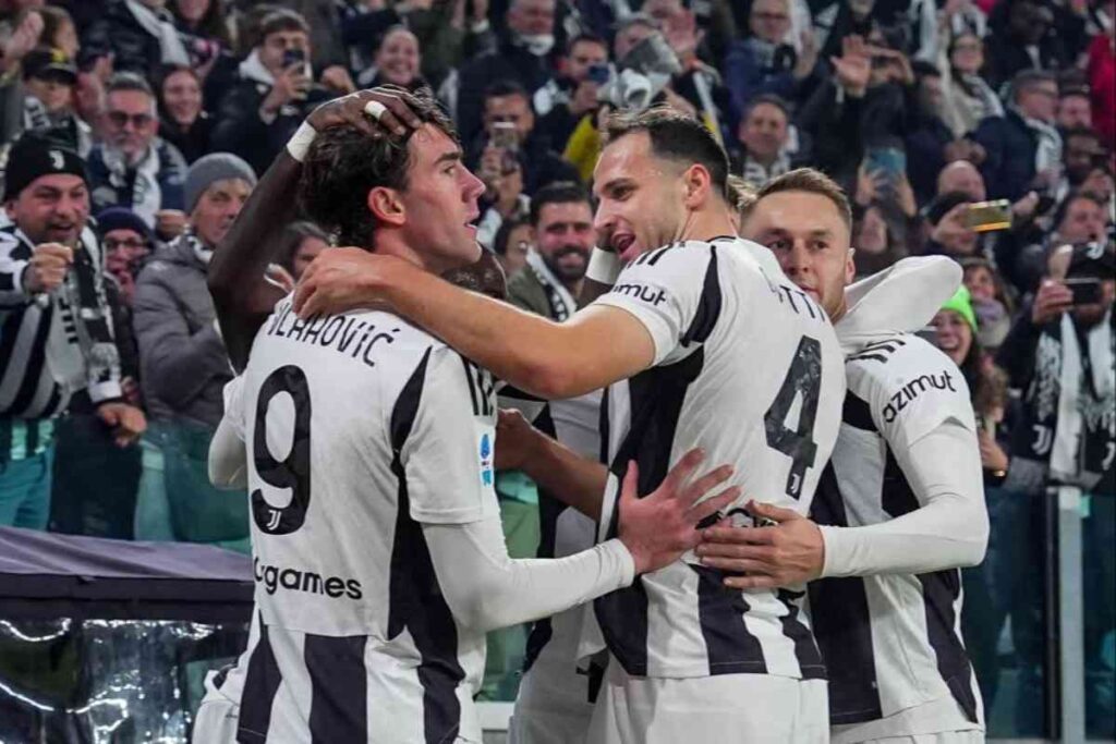 Giocatori Juventus si abbracciano