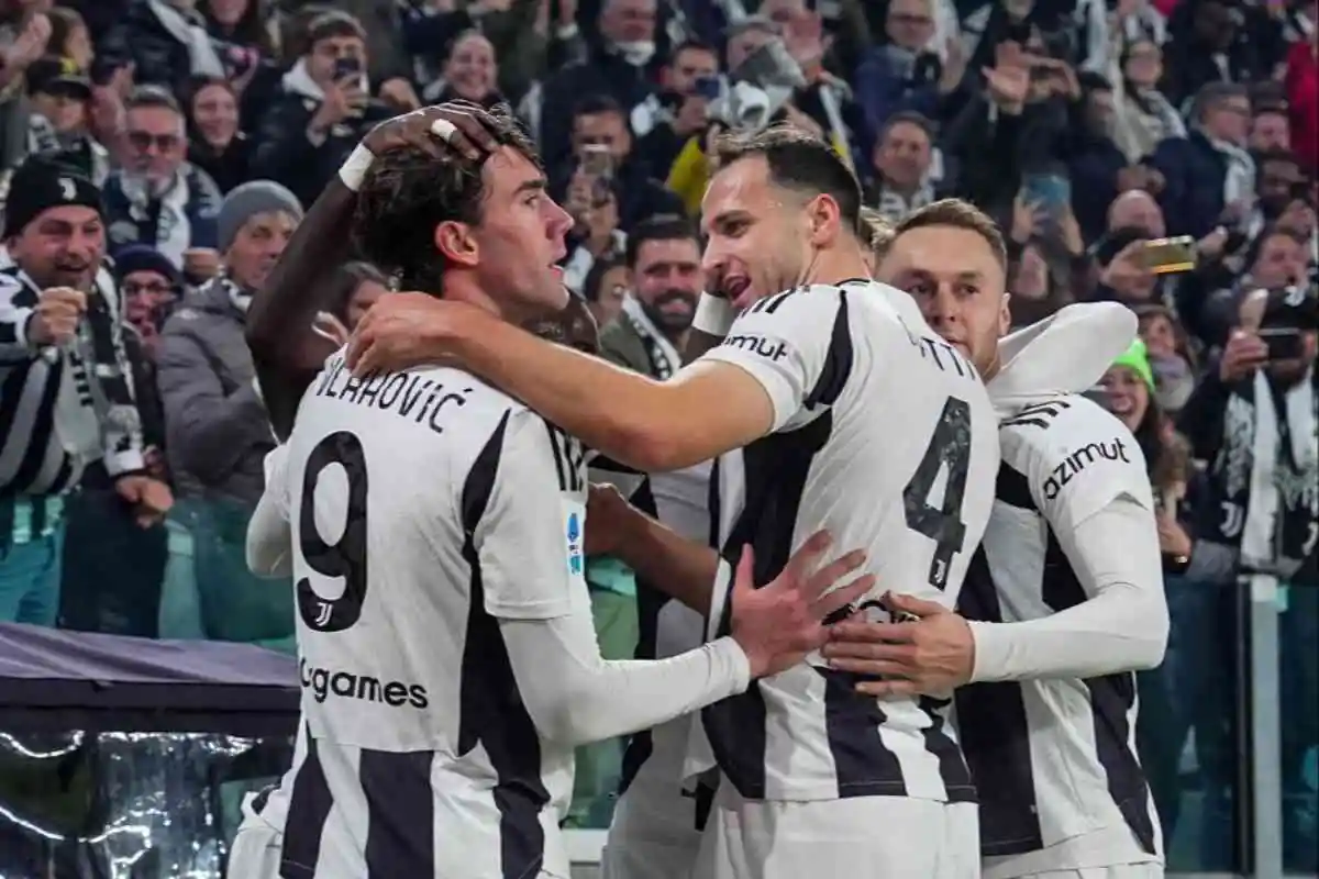 Giocatori Juventus si abbracciano