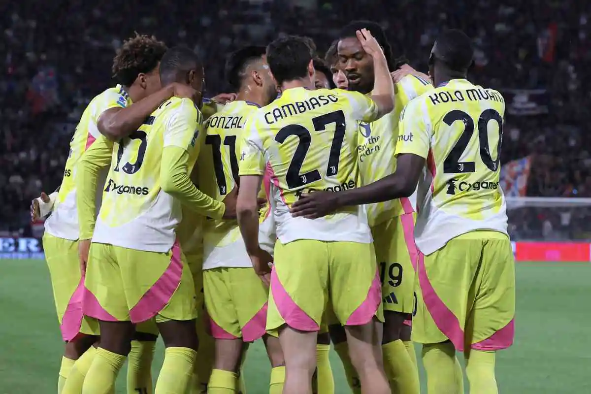 Giocatori Juventus si abbracciano