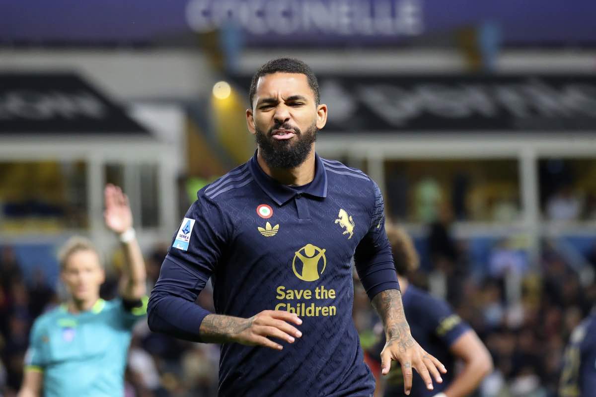 Douglas Luiz con la maglia della Juventus