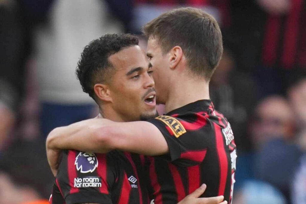 Justin Kluivert abbraccia un compagno al Bournemouth