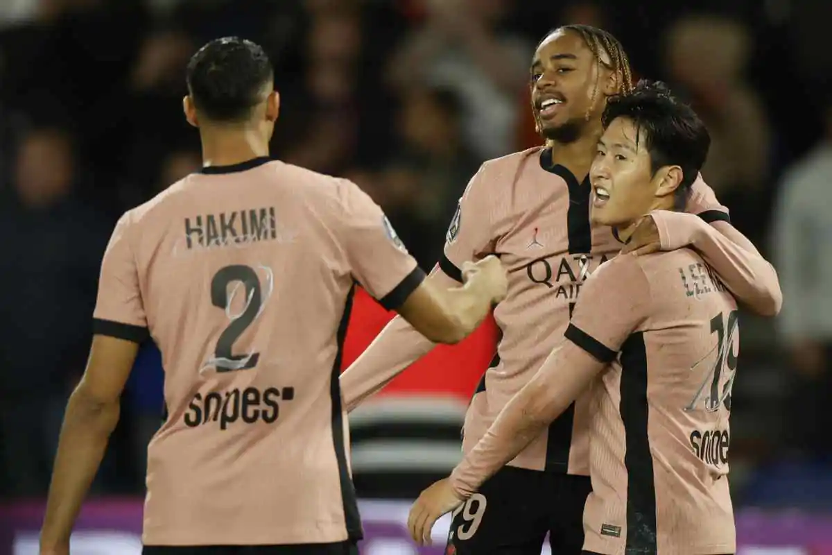 Lee esulta con i compagni