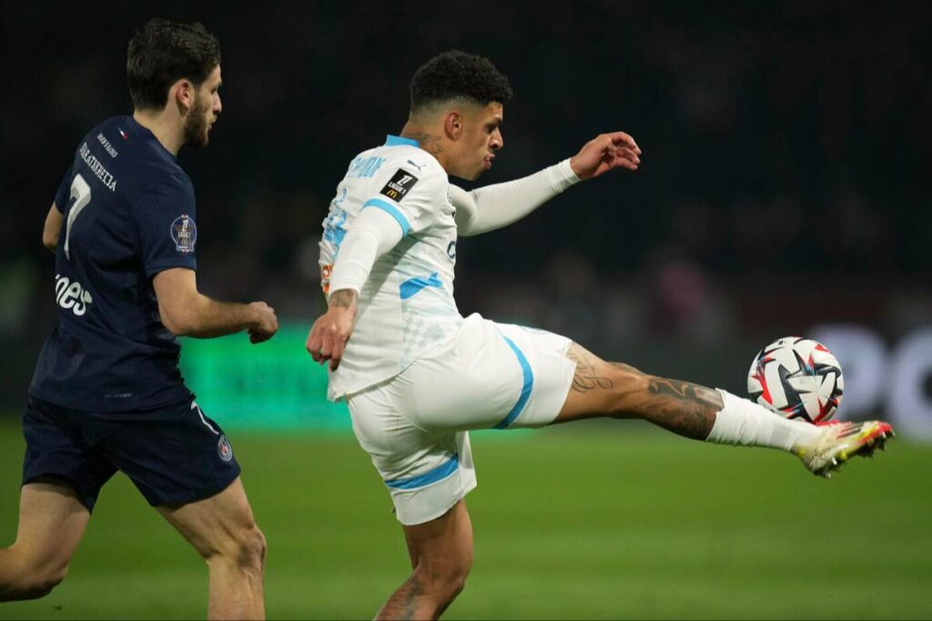 Luis Henrique calcia il pallone