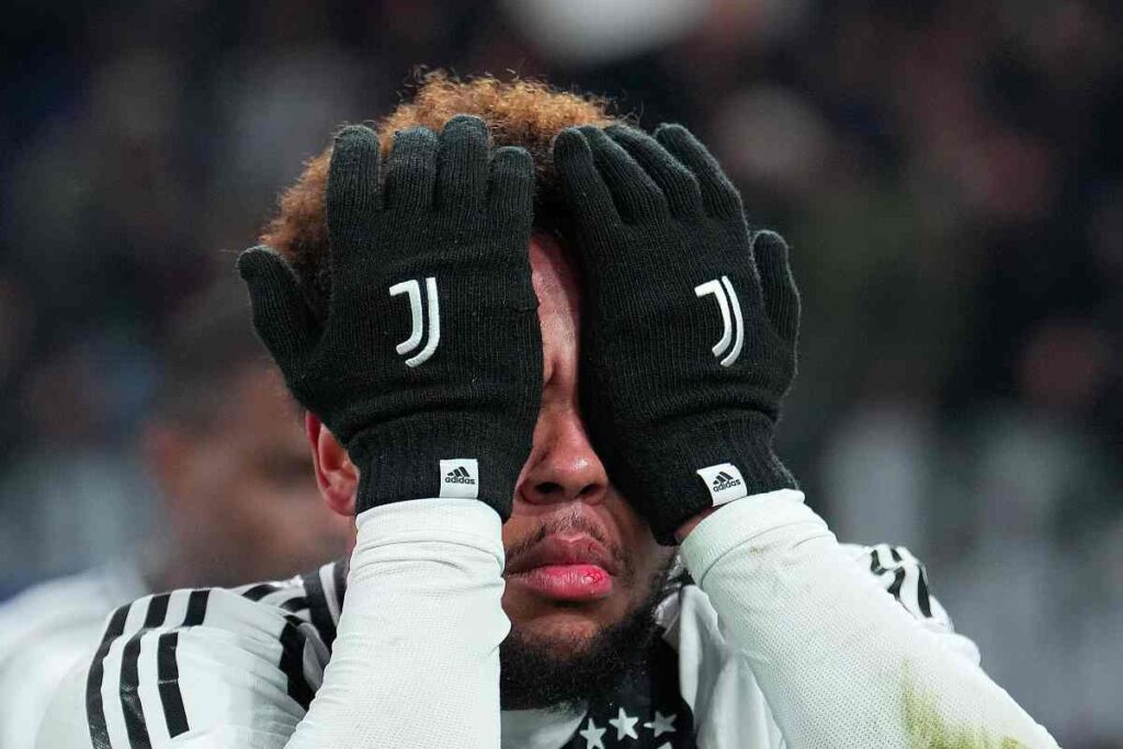 McKennie con le mani in faccia