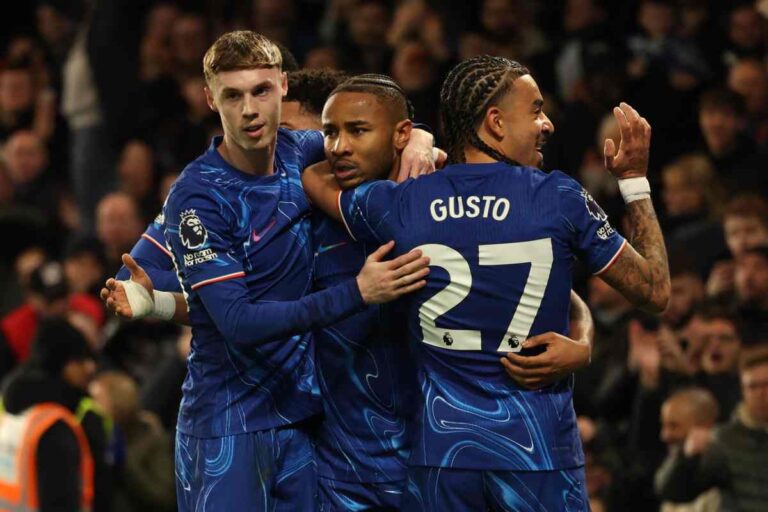 Nkunku esulta con i compagni