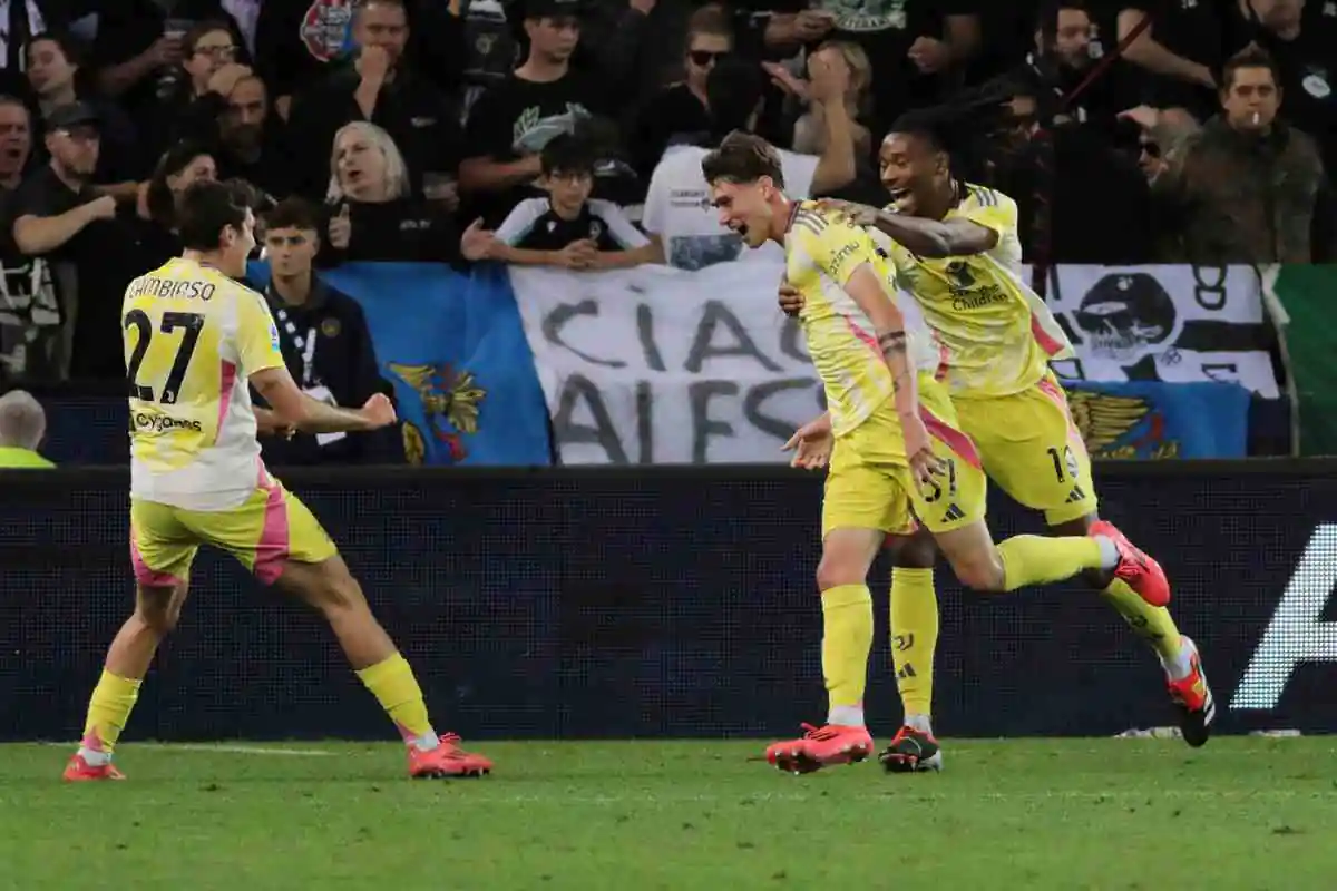 Savona esulta in campo con i compagni