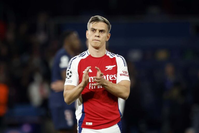 Trossard mentre applaude