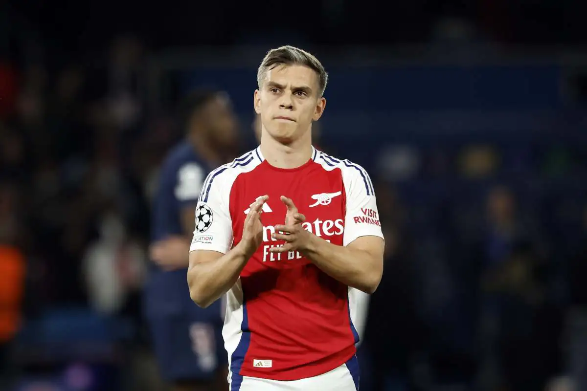 Trossard mentre applaude